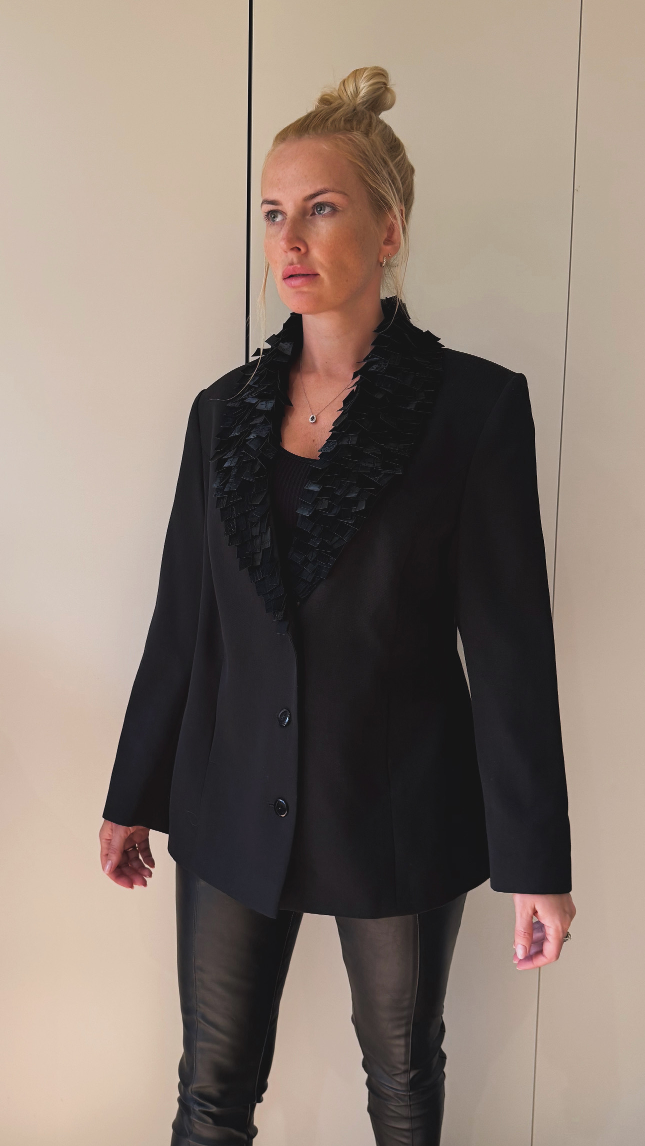 Švarkas dekoruota apykakle